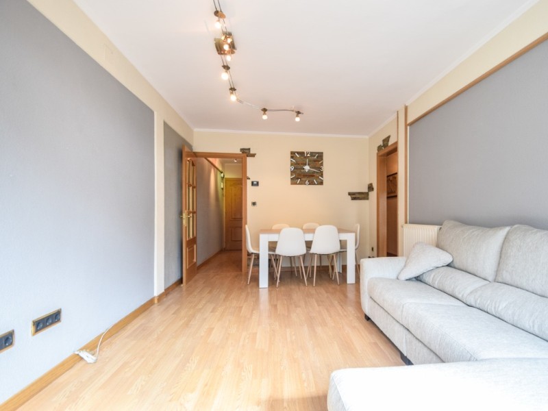 Compra Piso Santa Coloma: 95 m² - 2.000 €